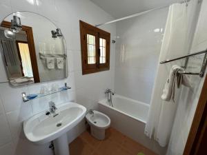 莫拉塔利亚El retiro hotel rural的一间带水槽、浴缸和卫生间的浴室
