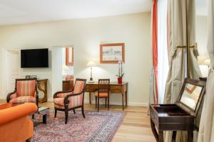 维尔纽斯瑞莱沙托斯思提吉莱堡酒店的客厅配有沙发和桌子