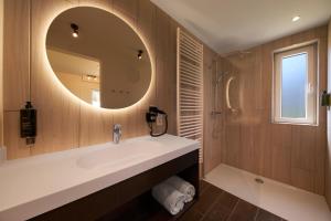迪尔森-斯托科姆Terhills Resort by Center Parcs的一间带水槽和镜子的浴室