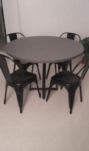 戈亚尼亚Luxo e conforto的一张桌子和两把椅子,围绕着一张白色的桌子和椅子