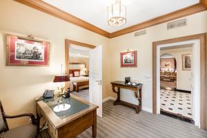 维尔纽斯瑞莱沙托斯思提吉莱堡酒店的酒店客房设有书桌和卧室。