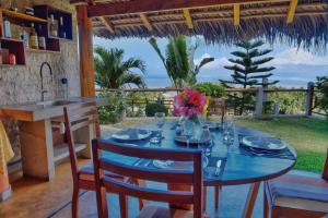 贝岛VILLA PANORAMA NOSY BE的一间配备有桌椅的海景用餐室