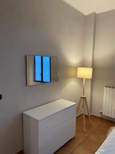 米兰Cozzi Apartment的一间设有白色梳妆台和墙上电视的客房