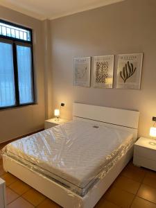 米兰Cozzi Apartment的一张床位,房间配有两张桌子和两盏灯