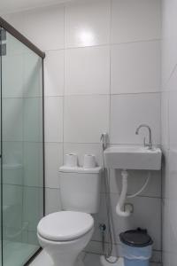 嘎林海斯港Pousada La Bella Luna的白色的浴室设有卫生间和水槽。