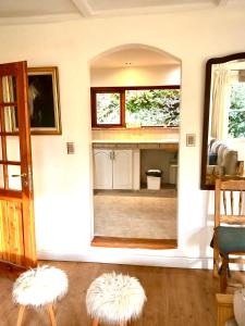 圣卡洛斯-德巴里洛切Casita excelente ubicación的客厅配有2张白色凳子和镜子