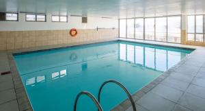 开普敦Hibernian Towers 309 Strand - Luxury Self Catering的大楼内一个蓝色的大型游泳池