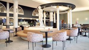 纳坦利纳坦利温泉酒店的一间带桌椅的餐厅和一个喷泉
