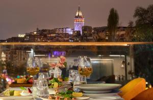 伊斯坦布尔博斯普鲁斯港酒店的餐桌,带食物盘和酒杯