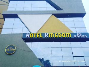 甘地讷格尔HOTEL KINGDOM的建筑一侧的酒店王国的标志
