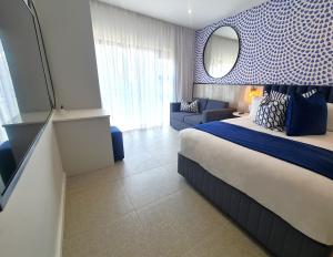 比勒陀利亚MINT Resorts The Blyde的酒店客房,配有床和镜子