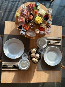 SundsSØGAARDEN - Hotel & SøCamp的上面有盘子和食物的桌子