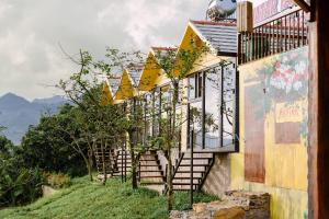 木州县Avatar Homestay & Coffee - Mộc Châu的山坡上一排带楼梯的房屋