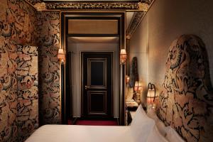 巴黎Maison Souquet, Hotel & Spa的酒店客房,配有床和镜子