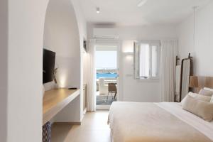 安提帕罗斯岛KAMEO, Antiparos的一间卧室配有一张床,享有海景