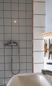 韦姆德Sjöstuga, Archipelago Beach House的带淋浴和盥洗盆的浴室