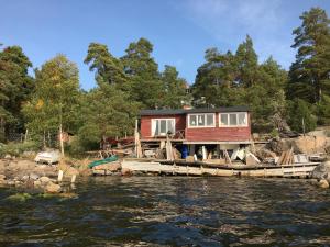 韦姆德Sjöstuga, Archipelago Beach House的水面上码头上的房屋