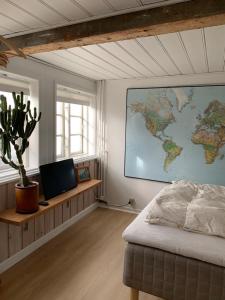 马斯塔尔Timberframe house near Marstal Harbour的墙上有一张世界地图的卧室