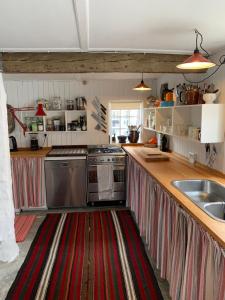马斯塔尔Timberframe house near Marstal Harbour的厨房配有红色和白色条纹的台面