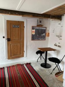 马斯塔尔Timberframe house near Marstal Harbour的一间设有桌子、门和地毯的房间