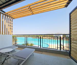 比勒陀利亚MINT Resorts The Blyde的从房子的阳台上可欣赏到游泳池的景色
