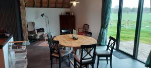 多尔恩Schaapskooi Sandenburg的一间带木桌和椅子的用餐室