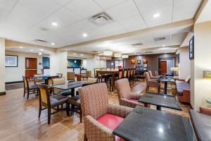 RichfieldComfort Inn, Cleveland South - Richfield的一间带桌椅的餐厅和一间用餐室