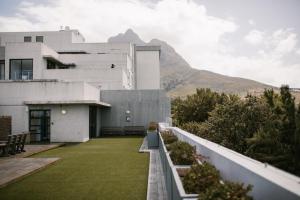 开普敦CampusKey Cape Town的享有背景山景建筑的景致。