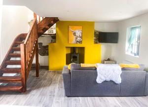 Shannon Castle Holiday Cottages - Type D的带沙发和黄色墙壁的客厅
