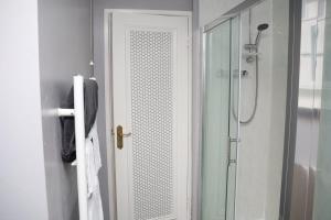 斯塔福德Superb 3 Bedroom flat in Stafford的带淋浴的浴室和玻璃门