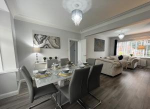 曼彻斯特Modern 3-bed stay-away-home sleeps 6 nr Manchester的用餐室以及带桌椅的起居室。