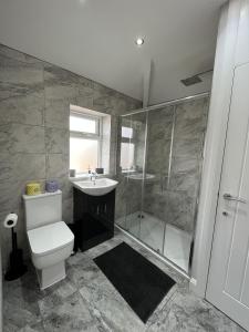 曼彻斯特Modern 3-bed stay-away-home sleeps 6 nr Manchester的浴室配有卫生间、淋浴和盥洗盆。