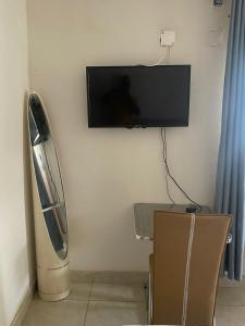 马普托Aeropark Residencial(1)的墙上配有平面电视的房间