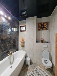 Valea AdîncăLuxury Flat Nicol的浴室配有白色浴缸和卫生间。