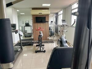 贝洛奥里藏特Nobile Hotel Belo Horizonte的健身房设有两个跑步机和一个跑步机