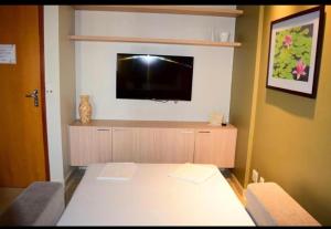 卡达斯诺瓦斯Hotel Hot Springs 528的客房设有桌子和平面电视。