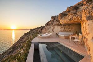 卡拉布拉瓦Cap Rocat, a Small Luxury Hotel of the World的享有大海和日落美景的游泳池