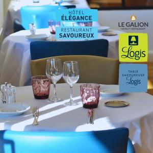 鲁西隆地区卡内Le Galion Hotel et Restaurant Canet Plage - Logis的一张桌子和两杯酒杯