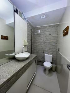 巴西利亚Hospedagem BRASILIANAS的一间带水槽和卫生间的浴室