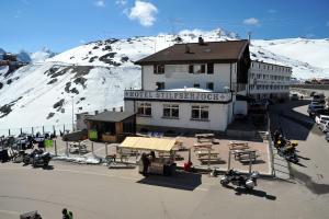 帕苏·斯泰尔维奥帕苏斯泰尔维奥酒店的享有酒店空中景色,拥有雪覆盖的山