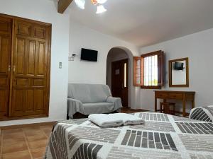 莫拉塔利亚El retiro hotel rural的一间卧室配有一张床,上面有两条毛巾