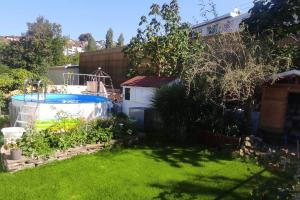 黑里绍Bijou 2 hübsche 1 Zimmer Wohnung的后院设有游泳池和花园