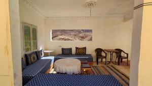 廷吉尔Myhouse Todgha的客厅配有2张蓝色的沙发和1张桌子