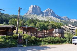 Château-BernardChez K&D Au Col De l'Arzelier的一座山底建筑