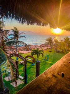 卡诺格布拉达Raio de Sol Residence的享有海滩美景和日落美景的度假酒店
