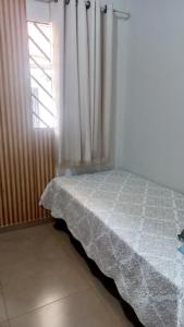 卡罗莱纳kitnet completa no Centro的一间卧室配有床和带窗帘的窗户