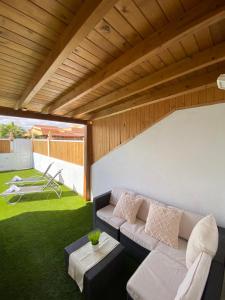 卡勒达德福斯特Beach Villa private heated pool的带沙发和绿色草坪的客厅