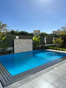 Sheikh ZayedAl Sawah Stand Alone Villa With Private Pool的院子里的大型蓝色游泳池