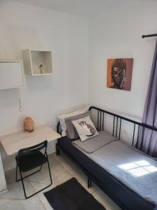 德尔锡伦西奥海岸Cosy 2 bedroom near sea Costa del Silencio的一间小卧室,配有一张床和一张书桌