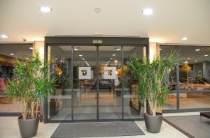 布尔戈斯Hq拉加勒瑞尔酒店的大楼前的大厅里种植盆栽植物